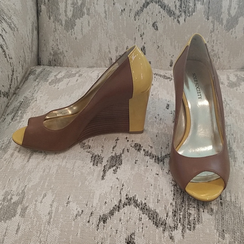 Tan/mustard peeptoe wedges sz 8